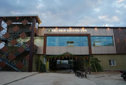 SRI BKR GRAND INN