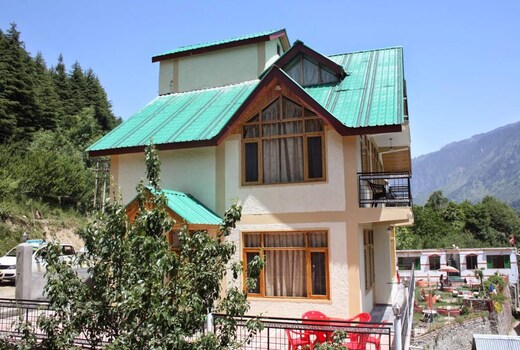 4 Rooms Cottage Near Mall Road with Kitchen