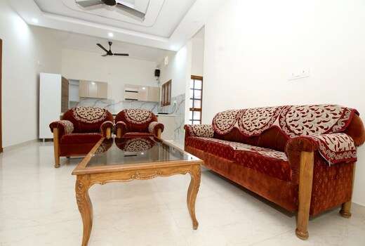 Joshi Homestay| Bright Room with Balcony