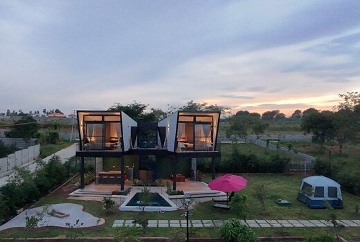Treetopia Farmstay - 30 Mins from E-City with Pool