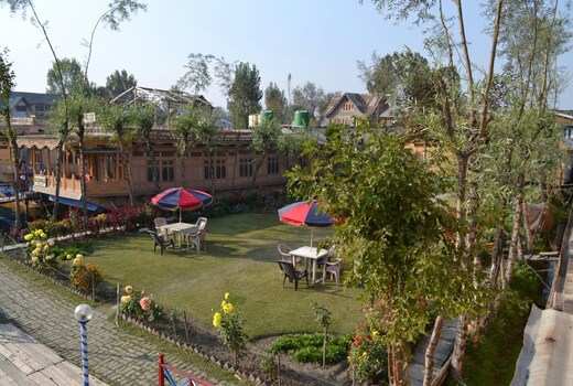 Bostan Gulistan Houseboat
