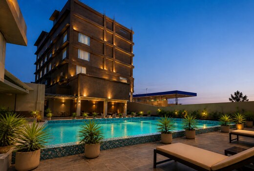 The Layover Hotel - 2 Minutes from the Airport