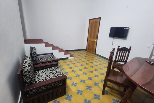 Leaf colour homestays