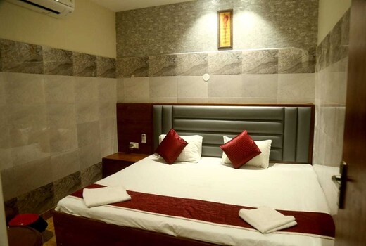 Hotel O PYRENEES HOME STAY Fatehadbad metro station