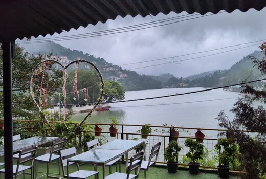 Joey's by the Lakeside