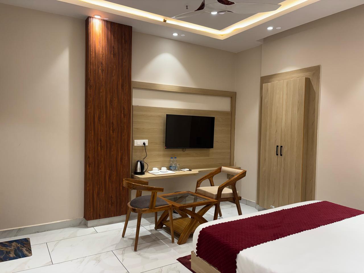 Mandonas hotel and Resturant