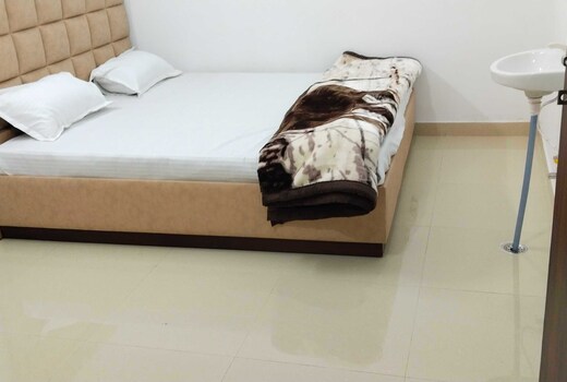 OYO 844173 Hotel Aparna Palace