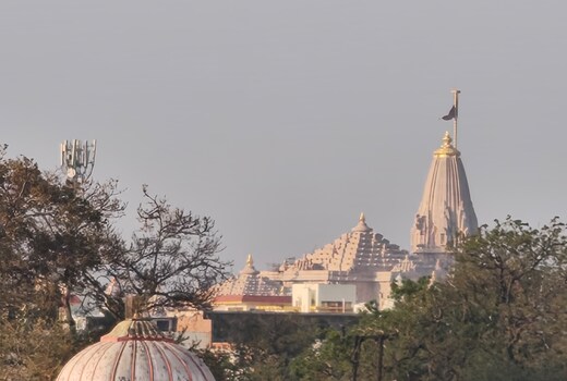Shri Janki Raman Kunj 5 minut from Ram Mandir.