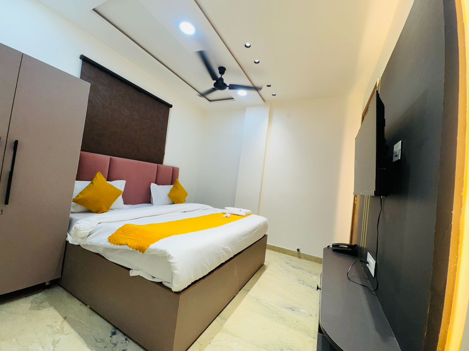 Hotel 7 Star Rohini Sector 17