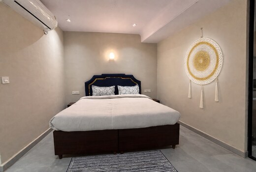 Modern Cozy Studio with King Bed Kitchenette