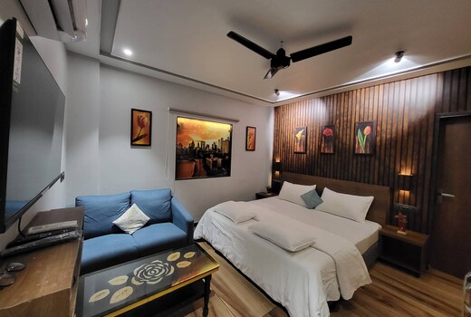 ShivPreet Stay Cozy Room with Balcony