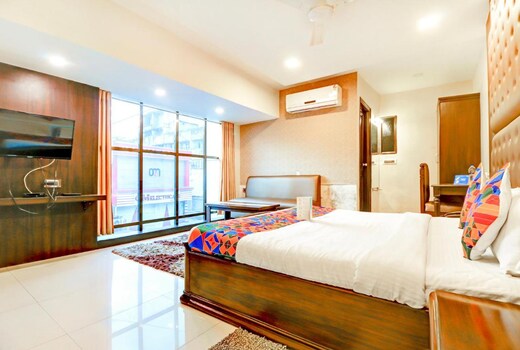 HOTEL ROMA DELUXE TWO MINUTES DISTANCE FROM NEW DELHI RAILWAY STATION