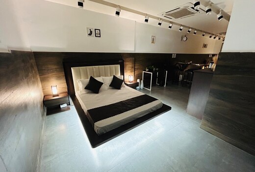 The Yellow House Luxury Studio with Home Cinema