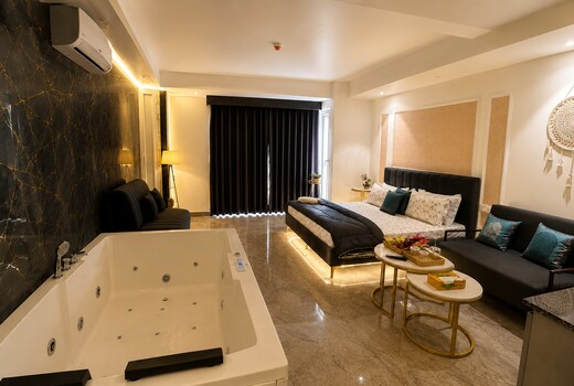 The Cozy Jacuzzi Retreat
