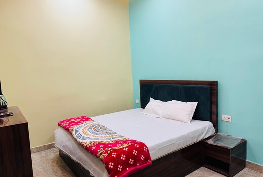 Mahadev Inn Near by Airport 500m