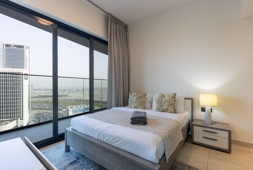 ELIVAAS Curated Classy 2B with Jacuzzi & Burj Khalifa View