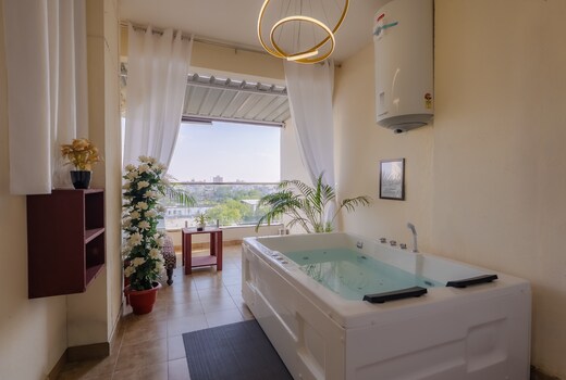 Cayetana Luxury Homestays wid Jacuzzi Balcony
