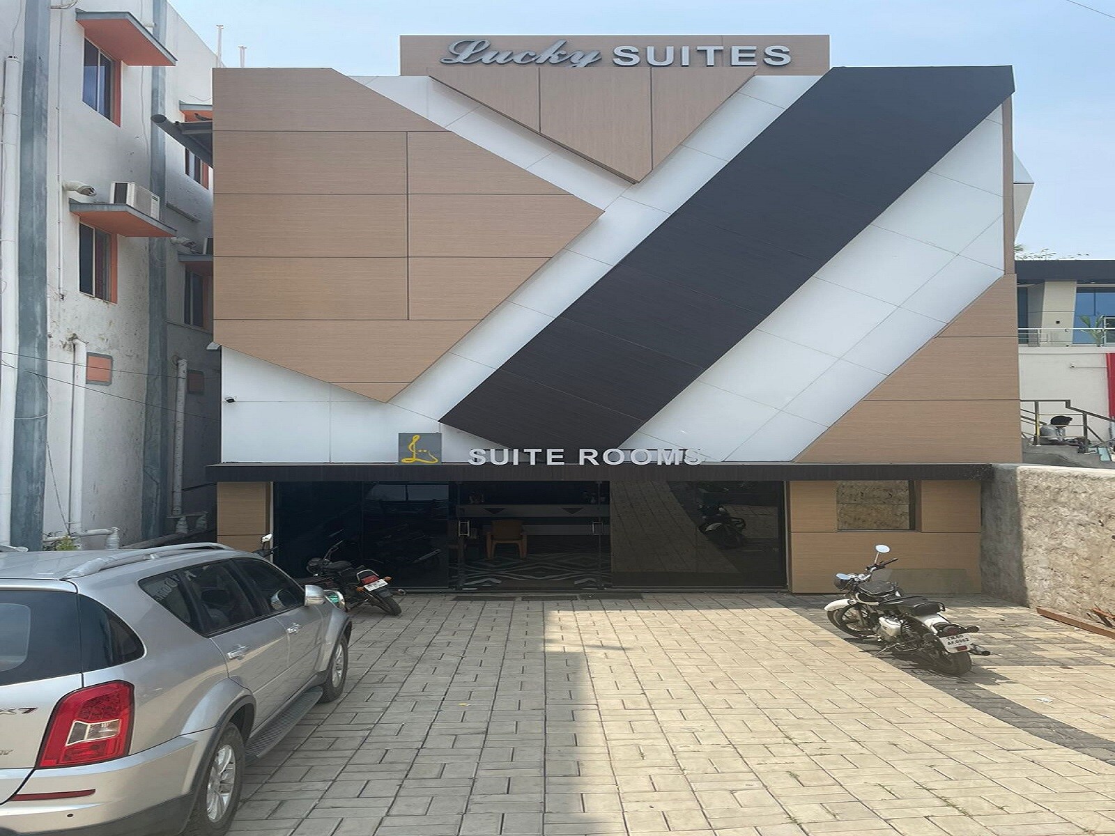 LUCKY SUITES