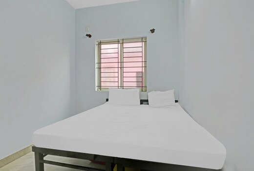Hotel O M B R Guest House
