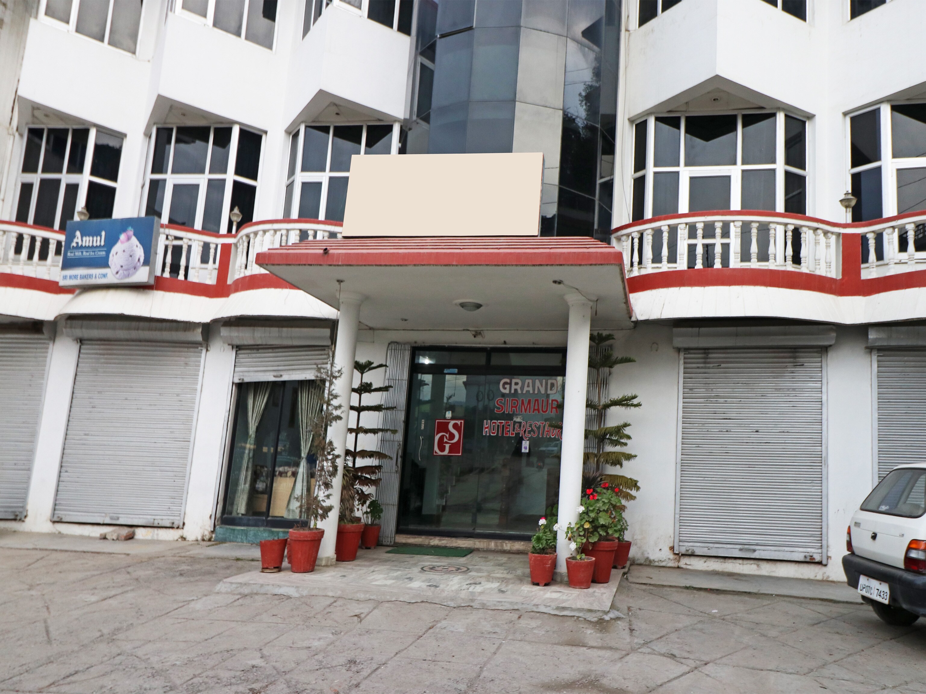 Grand sirmaur Hotel