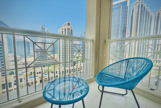 Sleek 1BR Near Burj Khalifa Pool Gym