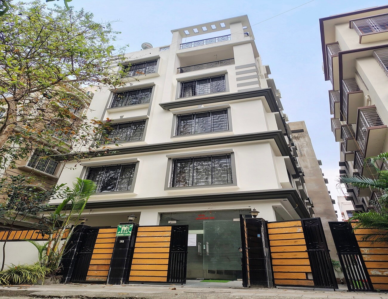 Star Spandan Inn Near Axis Mall