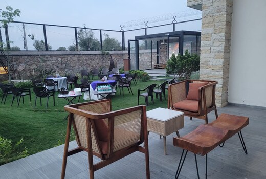 YAHVI The Farmhouse