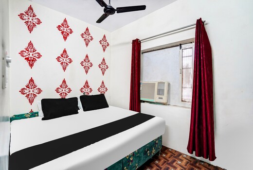OYO 826653 Red Panther Hotel