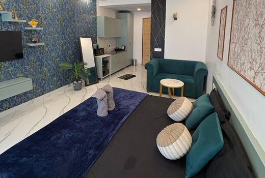 Luxury 14th floor W balconystunning views in noida