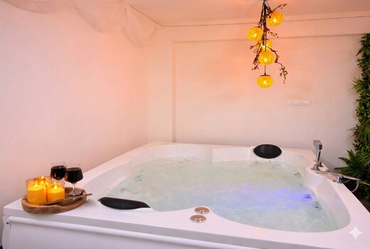 Cayetana Luxury 1bhk Private Jacuzzi AC Lift HSR