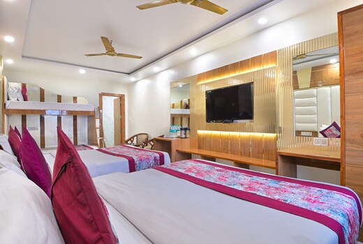 Hotel Glow Inn@3 Mins Walk From NDLS Rail Station