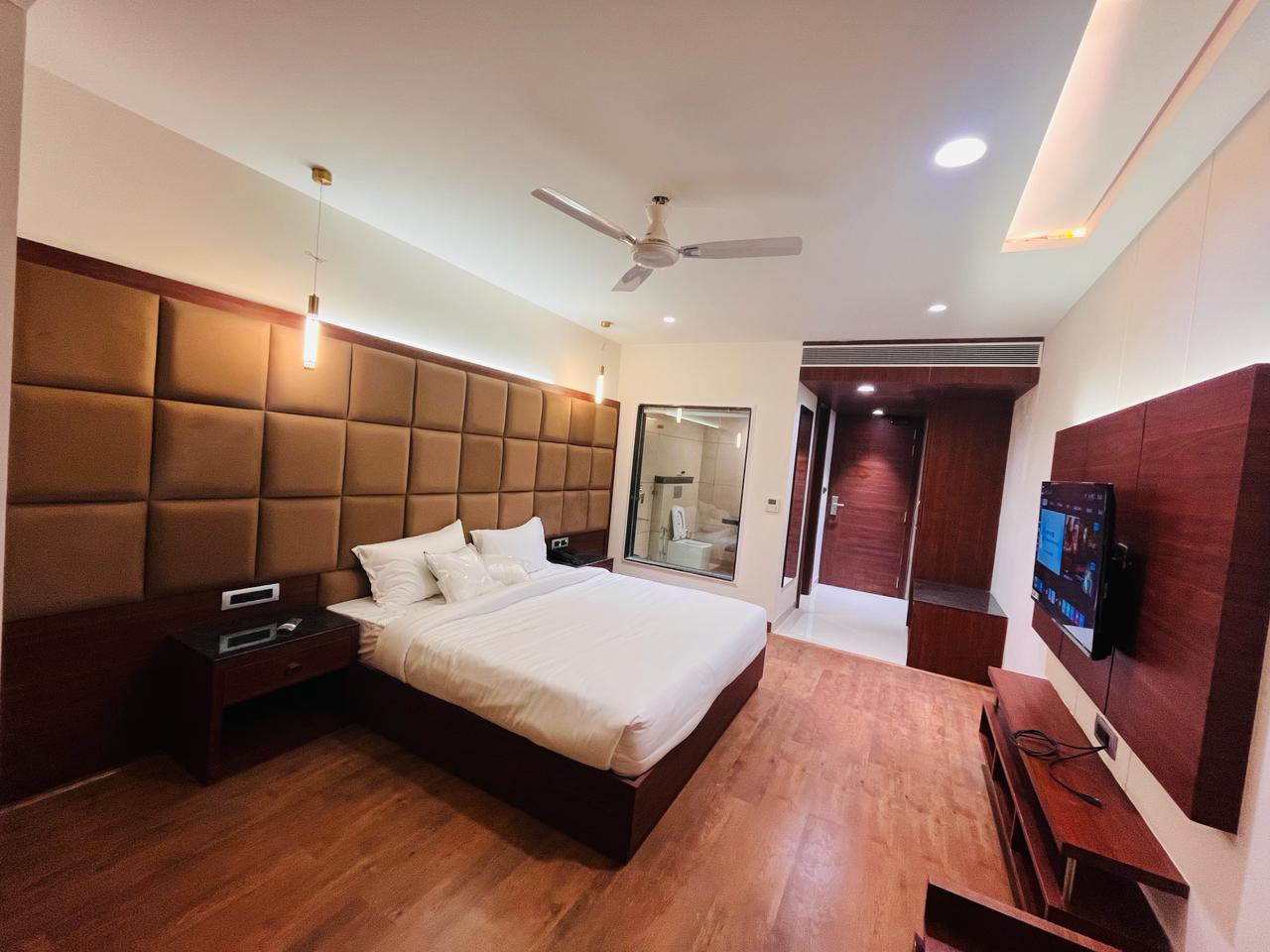 Hotel the Crystal Park - 500m from ISBT Bus Stand