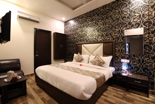 Townhouse Hussainpara Square Formerly Rich Inn
