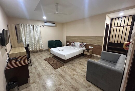 Hotel Magic Square(1 Km away from train station)