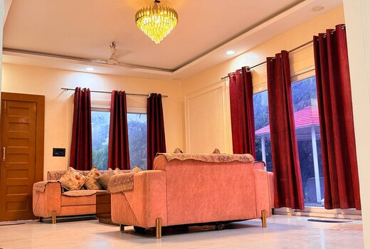 Noida Holiday Farms