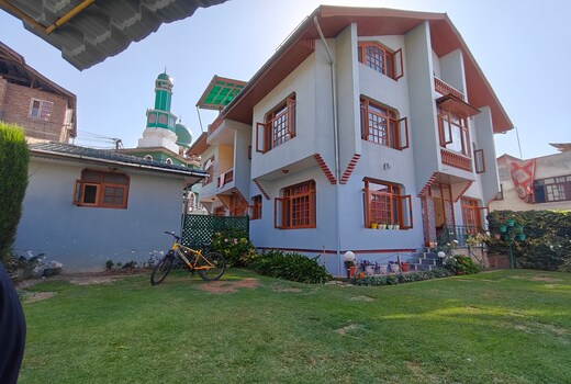 Ainoor Cottage | A Minute Walk to Dal Lake