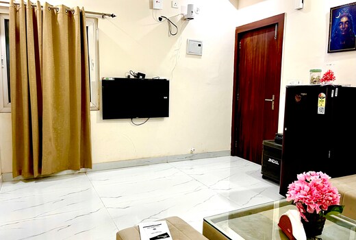 Golden Hours Cozy Retreat in Tapovan