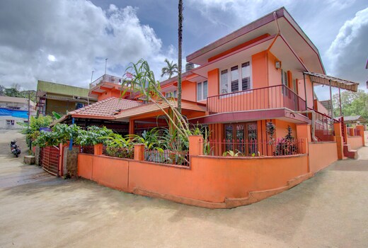 Four Seasons Homestay | Rooms & Restaurant