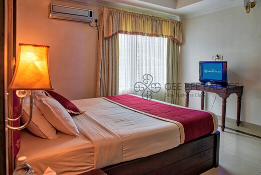 Hotel Gee Bee Palace