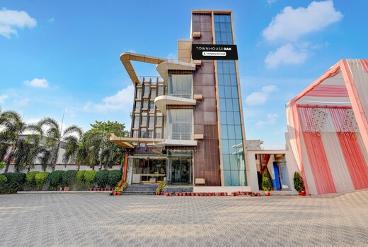 Super Townhouse Oak Phase 13 Varanasi Formerly RR Palace