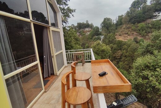 The YellowHood a charming cabin at Malla Ramgarh