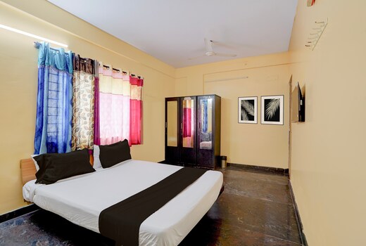 Hotel O Royal Treat