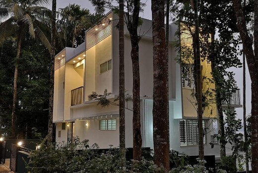 Serene stay near Karapuzha Dam reservoir views