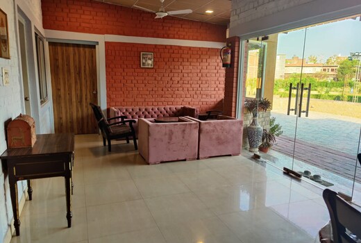 BRICK FIELD | Lounge with Garden & Parking