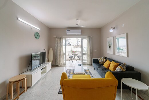 CENTRALLY LOCATED DESIGNER 3 BR APARTMENT