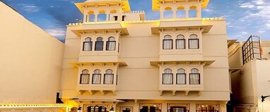 Hotel Boheda Palace - 1 KM away from Lake Pichola