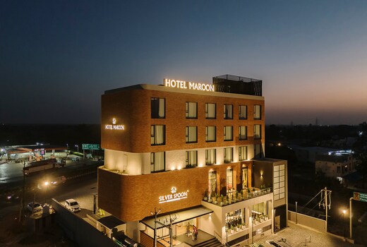 Hotel Maroon