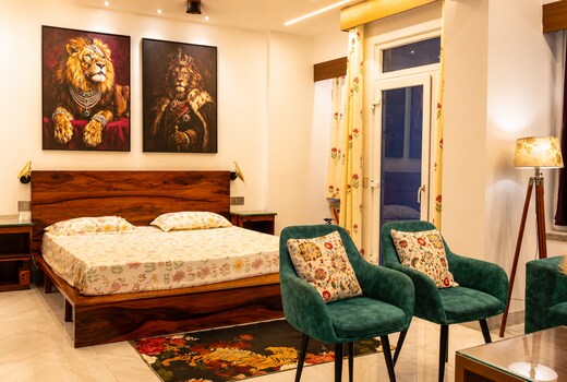 Luxe Wildlife Theme Studio w/ Cinema Projector