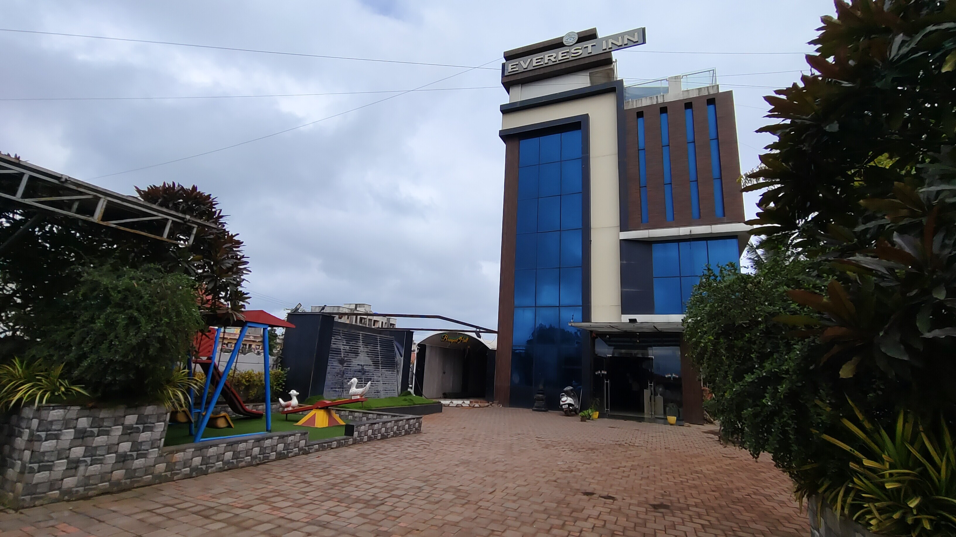 Everest Inn Chakan