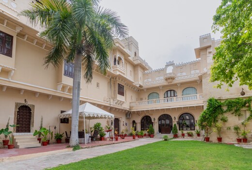 Rajmahal 15th century palace Suite1br|by Homeyhuts